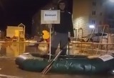 Жители мкр. Энтузиастов выложили в сеть видео, как плавают на лодках возле своих домов (ВИДЕО)
