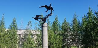 Стела в память о трагедии в марте 1996 года «Чайки», Новый Уренгой, Ямал