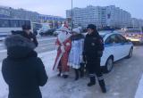 На дорогах Нового Уренгоя водителей тормозили Дед Мороз со Снегурочкой (ФОТО)