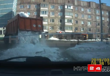«Останусь следом»: водитель «Уренгойгоравтодор» потерял на дороге снег из грузовика