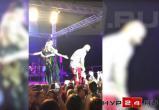 Под занавес концерта Джигана в Новом Уренгое к артисту на сцену вырвалась фанатка (ВИДЕО)