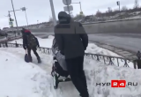 Многодетный отец с коляской не смог пройти по тротуару на северке (ФОТО, ВИДЕО)