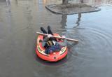 Школьник в Мирном проплыл на лодке по луже (ФОТО, ВИДЕО)