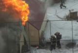 Пожарные вынесли газовые баллоны из полыхающего дома в Салехарде (ФОТО)