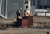 Новоуренгойцы облюбовали мусорные баки за «Монеткой» (ФОТО) 