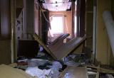 Неизвестные в Ноябрьске срезали в деревянном доме батареи, трубы и даже дверь с домофоном (ФОТО) 
