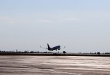 В аэропорту Нового Уренгоя в перерывах между полетами меняют покрытие аэродрома