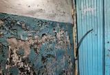 «Где ваше «содержание и текущий ремонт» дома?»: жительница Нового Уренгоя потребовала ремонт своего подъезда (ФОТО)