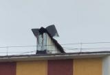Обшивку крыши в Юбилейном колышет на ветру (ФОТО) 