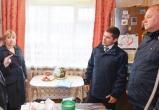 Дмитрий Артюхов зашел в аварийный дом в Салехарде вместе с представителем президента (ФОТО)