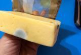 «С плесенью сыр дороже, радуйтесь»: магазин в Салехарде «порадовал» покупателя (ФОТО)