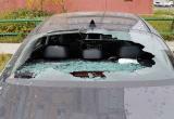 Неизвестные в Ноябрьске разбили стекло в машине молодой мамы (ФОТО)