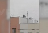 По крыше в Новом Уренгое гуляли подростки (ВИДЕО)