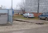 Житель микрорайона Коротчаево хочет отвоевать парковочное место у бетонной плиты (ФОТО)
