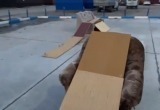 Жители Тарко-Сале не оценили самодельный скейт-парк из мебели (ВИДЕО)