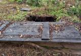 Черная дыра во дворе жилого дома в Тарко-Сале напугала местных жителей (ФОТО)