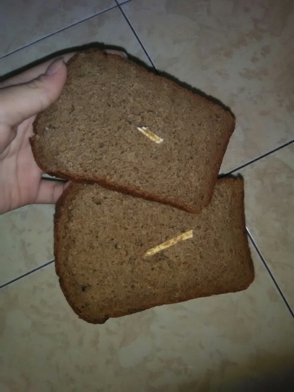 Что внутри хлеба. Хлеб внутри. Украинский хлеб. Хлеб с большой дыркой внутри. Хлеб украинский Авангард.