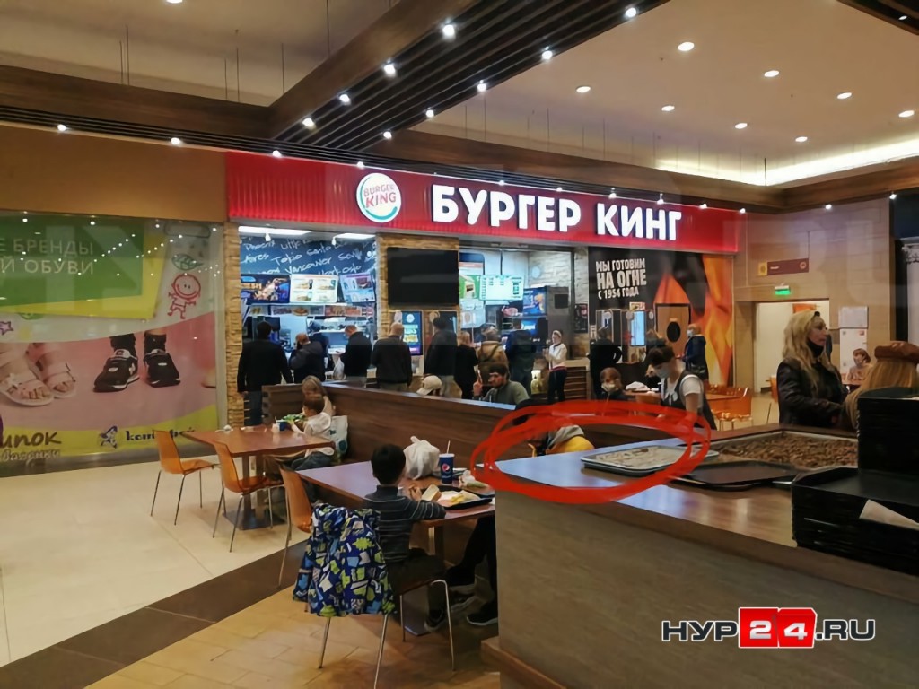 Фудкорт торгового центра «Солнечный» в Новом Уренгое любят не только люди,  но и тараканы (ФОТО, ВИДЕО)