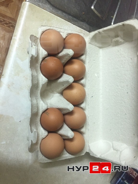 Цена мужского яйца в рублях. Лоток для яиц. Девяток яиц. Лоток на 9 яиц. Насечка на яйце.