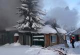 В Ноябрьске горел аварийный дом: на момент пожара в здании были люди (ФОТО, ВИДЕО)