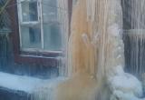 В Лабытнанги на стене дома убрали огромный сталагмит из фекалий (ФОТО)