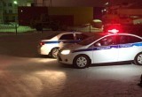 В Новом Уренгое черный автомобиль сбил двух подростков и скрылся с места аварии