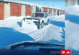 Хочешь сделать хорошо, сделай это сам: в гаражном кооперативе новоуренгоец чистил снег своим автомобилем 