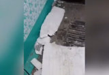 «Закладки искали»: новоуренгоец пожаловался на сломанную стену в подъезде (ВИДЕО)