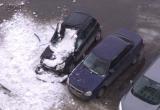 На Сибирской упавший с крыши снег расколотил машину (ФОТО)