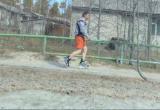 Мужчина в Ноябрьске прошелся по улице в коньках (ФОТО)