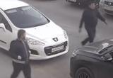 На камеру видеонаблюдения у подъезда попало лицо мужчины, предположительно, сломавшего клумбу (ФОТО, ВИДЕО)