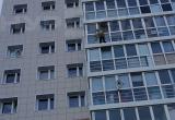 Редакции НУР24 сообщили, что в Новом Уренгое человек угрожал прыгнуть с балкона из-за проблем с жильем (ФОТО)
