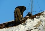 Житель Нового Уренгоя пожаловался на ремонт крыши в снегопад (ВИДЕО)