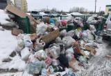 Мусоровозы не могли подъехать к контейнерам из-за навалов снега в Новом Уренгое (ФОТО)