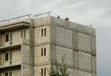 Каникулы начались: в Ноябрьске по крыше недостроенной многоэтажки разгуливают школьники (ФОТО)