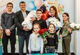 Дмитрий Артюхов поздравил родителей Ноябрьска с рождением седьмого ребенка (ФОТО)