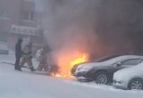 В Новом Уренгое на парковке загорелась машина (ВИДЕО) 