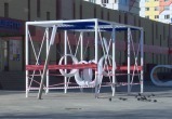 В Новом Уренгое светодиодные качели на городской площади облюбовали вандалы (ФОТО, ВИДЕО)