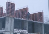 Жители Нового Уренгоя сняли на видео бесстрашного строителя (ВИДЕО)
