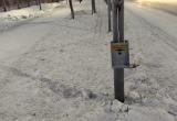 «Висит на проводе, но работает»: кнопка для светофора в Салехарде «трудится» в непростых условиях (ФОТО) 