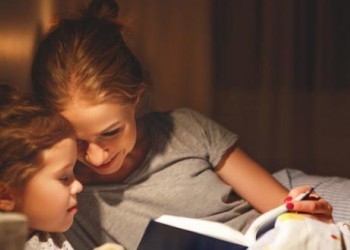 Аналитики узнали, что россияне читают детям на ночь (ОПРОС)
