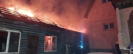 В Надыме крупный пожар уничтожил дом с гаражом (ФОТО, ВИДЕО) 