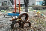 На Ямале дети были вынуждены играть на незакрепленной обожженной пожаром площадке