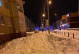 Заваленный снегом тротуар заставил жителей Лабытнанги выходить на проезжую часть (ФОТО)