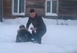 Таксист из Ханты-Мансийска спас провалившегося в сугроб школьника (ВИДЕО) 