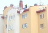 В Новом Уренгое от снега очистили крыши всех соцобъектов (ФОТО)