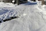 Жители Салехарда жалуются на ледяную горку, по которой не может проехать скорая помощь (ФОТО)
