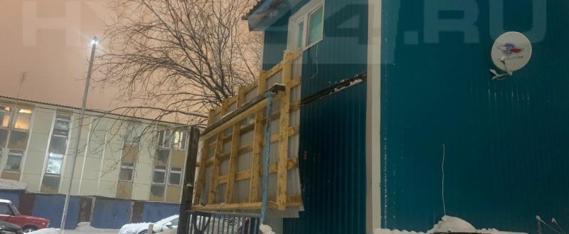 «Крыша-самосвал. Не сгорят, так сложатся»: лавина снега сложила козырек дома в Губкинском, как карточный домик (ФОТО) 