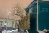 «Крыша-самосвал. Не сгорят, так сложатся»: лавина снега сложила козырек дома в Губкинском, как карточный домик (ФОТО) 