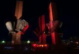 В Новом Уренгое мемориал на площади Памяти засиял новой подсветкой (ФОТО)